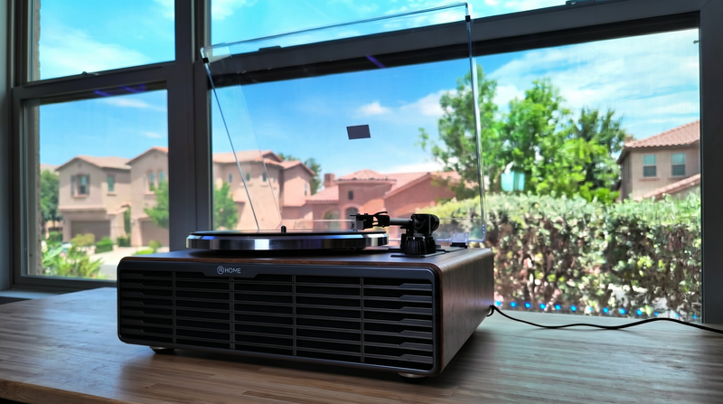 Unboxing, assembling, and showing off the XJ-H03 turntable. This one keeps the setup simple with built-in speakers, but still gives you a more proper turntable feel with an adjustable counterweight and a clean retro-style design.